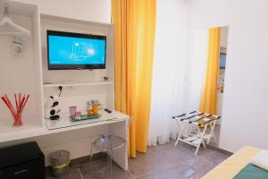 TV a/nebo společenská místnost v ubytování L'Orologio Guest Rooms