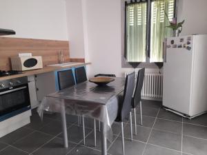 kuchnia ze stołem i białą lodówką w obiekcie Appart rénové w Awinionie
