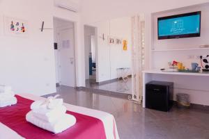 TV a/nebo společenská místnost v ubytování L'Orologio Guest Rooms