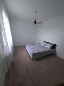 sypialnia z łóżkiem w białym pokoju w obiekcie Appart rénové w Awinionie