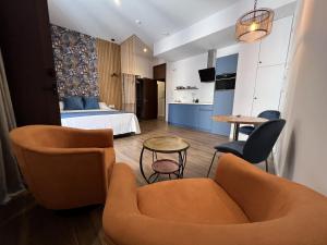 uma sala de estar com duas cadeiras e uma cama em APARTAMENTOS TURISTICOS SINAG em Córdoba