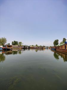 duży zbiornik wody z domami i budynkami w obiekcie Shiraz Deluxe Houseboat w mieście Śrinagar