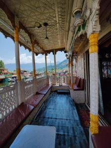 uma piscina na varanda de um edifício em Shiraz Deluxe Houseboat em Srinagar