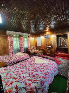 um quarto com uma cama grande num quarto em Shiraz Deluxe Houseboat em Srinagar