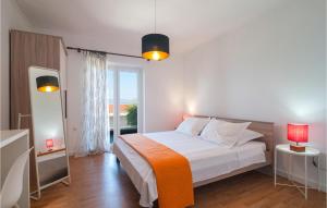 Postel nebo postele na pokoji v ubytování Lovely Apartment In Sutivan With Wifi