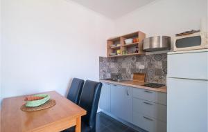 Kuchyň nebo kuchyňský kout v ubytování Lovely Apartment In Sutivan With Wifi
