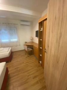 una stanza con un letto, una scrivania e una porta di Liget Üdülőpark Fonyód a Fonyód