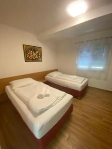 Letto o letti in una camera di Liget Üdülőpark Fonyód