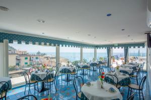 Reštaurácia alebo iné gastronomické zariadenie v ubytovaní Riviera B&B Rooms