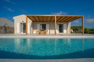 Bazén v ubytovaní Summer Breeze Villa alebo v jeho blízkosti