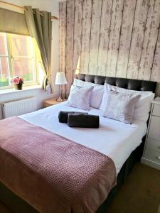 Llit o llits en una habitació de Larkspur House in West midlands