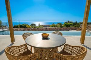 Bazén v ubytovaní Summer Breeze Villa alebo v jeho blízkosti