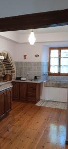 Virtuvė arba virtuvėlė apgyvendinimo įstaigoje Αρχοντικο Θεανω Archontiko Theano