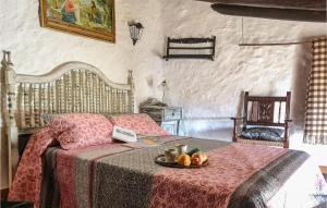 ein Schlafzimmer mit einem Bett und einem Tablett mit Obst darauf in der Unterkunft Casa Rural El Alambique in Algatocín