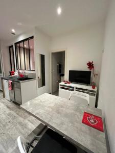 kuchnia ze stołem i blatem w obiekcie Studio tout équipé avec chambre indépendante w Aix-les-Bains