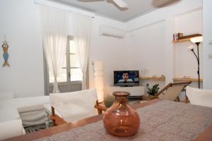 A television and/or entertainment centre at Irene Hotel Leros