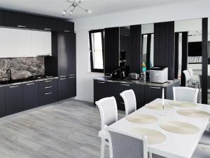 Η κουζίνα ή μικρή κουζίνα στο Ada Luxury Apartments 57