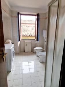 baño con lavabo y ventana en BORGO VOLCIANO GARDA LAKE APP.2 en Roe