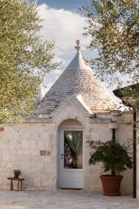 a building with a white door with a roof at Il Trullo delle Due Lune in Noci