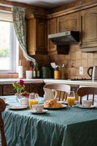 una mesa con un mantel azul con zumo de naranja en Gleann Na Smol, en Howth