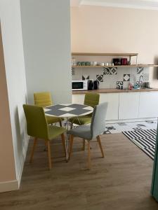 Kuchyňa alebo kuchynka v ubytovaní Cracow Rentals Zacisze + 37 fotografií