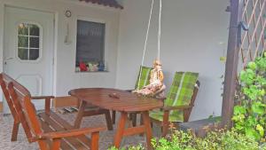 a wooden table and chairs on a patio at Ferienhaus "Libelle" Objekt ID 12111-6 in Warenshof