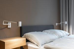 سرير أو أسرّة في غرفة في Trendy apt with - smart TV, coffee machine in Meidling