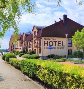 um sinal de hotel em frente a um edifício em PRIMAVERA Hotel & Congress centre em Plzeň