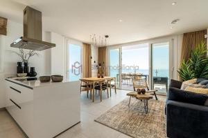 kuchnia i salon z widokiem na ocean w obiekcie AP354 - Bayview Hills w mieście Torrox