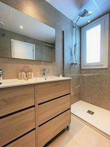 łazienka z umywalką i dużym lustrem w obiekcie AP354 - Bayview Hills w mieście Torrox