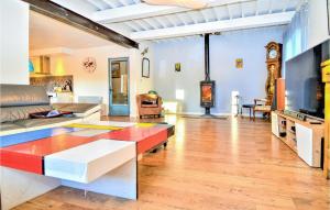 ein Wohnzimmer mit einem Sofa und einem Tisch in der Unterkunft Amazing Home In Saint-quentin-la-poter With Outdoor Swimming Pool in Saint-Quentin-la-Poterie