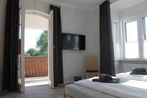 A television and/or entertainment centre at Tempel-inn Appartements Molkereistr. 2