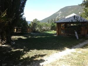 a small cabin in a yard with a fence at Chalet sur Pilotis Ane'ita de l'Arbenquens in La Mure