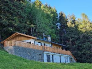 una casa sul fianco di una collina di Alone in Chalet with view on Dolomites a Villandro