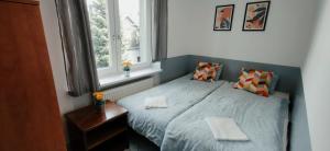 Posteľ alebo postele v izbe v ubytovaní Tanie spanie na Naramowicach- ZAMELDOWANIE BEZOBSŁUGOWE -