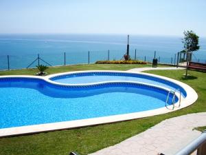 Bazén v ubytovaní LUJOSO ATICO-DUPLEX FRENTE AL MAR alebo v jeho blízkosti