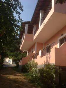 ein Gebäude mit Balkon auf der Seite in der Unterkunft Athina Studios in Paleokastritsa