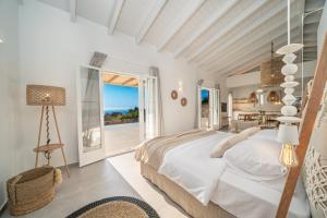Posteľ alebo postele v izbe v ubytovaní Summer Breeze Villa