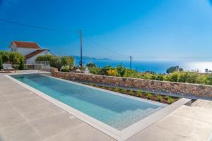 Bazén v ubytovaní Summer Breeze Villa alebo v jeho blízkosti