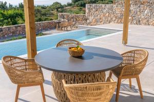 Bazén v ubytovaní Summer Breeze Villa alebo v jeho blízkosti