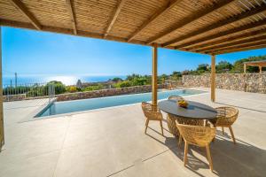 Bazén v ubytovaní Summer Breeze Villa alebo v jeho blízkosti