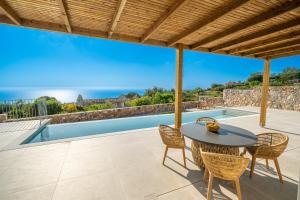 Bazén v ubytovaní Summer Breeze Villa alebo v jeho blízkosti