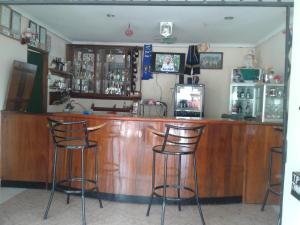 un bar con tres taburetes en una habitación en Fanaka Safaris Campsite & Lodges, en Mto wa Mbu