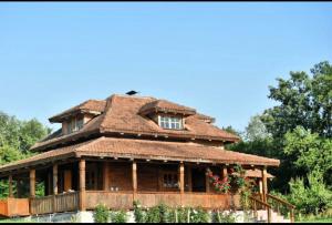 une grande maison en bois avec un toit dans l'établissement Rustic House Radovic, à Knić