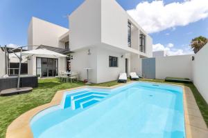 Basen w obiekcie Villa Paula Costa Teguise lub w pobliżu