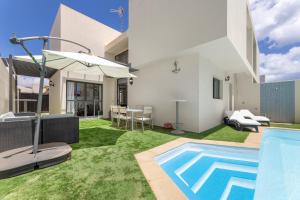 Basen w obiekcie Villa Paula Costa Teguise lub w pobliżu