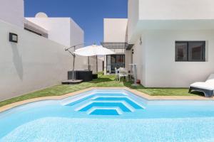 Basen w obiekcie Villa Paula Costa Teguise lub w pobliżu