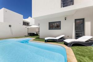 Basen w obiekcie Villa Paula Costa Teguise lub w pobliżu