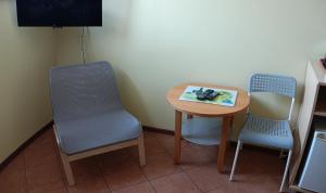 a small table with two chairs and a book on it at Romir Pokoje Bardzo Gościnne in Sztutowo