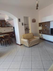 a living room with a couch and a table at Estìa Casa Vacanze in Scilla